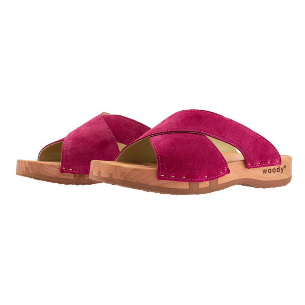 woody Mila Damen-Pantolette in Fuxia, Seitenansicht mit Lederriemen und Holzsohle - handgefertigt in Oesterreich