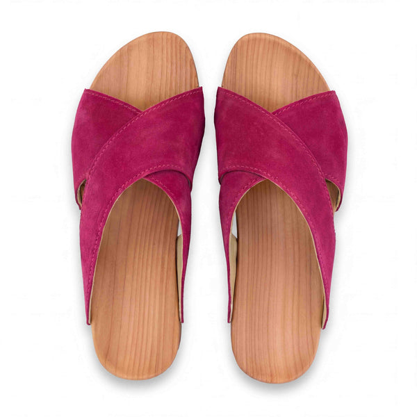 woody Mila Damen-Pantolette in Fuxia, Rueckansicht mit Holzsohle - handgefertigt in Oesterreich