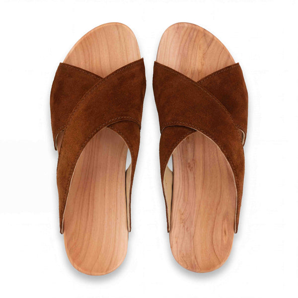 woody Mila Damen-Pantolette in Hazelnut, Rueckansicht mit Holzsohle - handgefertigt in Oesterreich