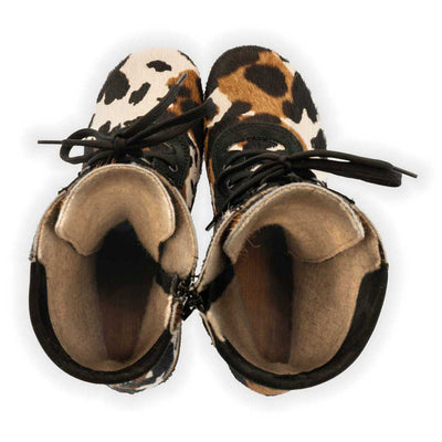 [Fell Kombi] Clogs Damen Stiefel Ramona im Leopard Design. Holzschuhe Damen, Damenstiefel clogs damen ramona fell, farbe: fell kombi (Kuhfell-Print). stiefel, winterclog, winterclogs. damenstiefel clogs weiss. damen fellschuhe bestellen, fellclogs, weisse fellstiefel mit holzschuhe, holzclogs fell kaufen.