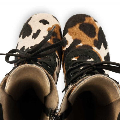 [Fell Kombi] Ramona Fell Damen Clog Stiefel im Leopard Design. Holzschuhe Damen, Damenstiefel clogs damen ramona fell, farbe: fell kombi (Kuhfell-Print). stiefel, winterclog, winterclogs. damenstiefel clogs weiss. damen fellschuhe bestellen, fellclogs, weisse fellstiefel mit holzschuhe, holzclogs fell kaufen.