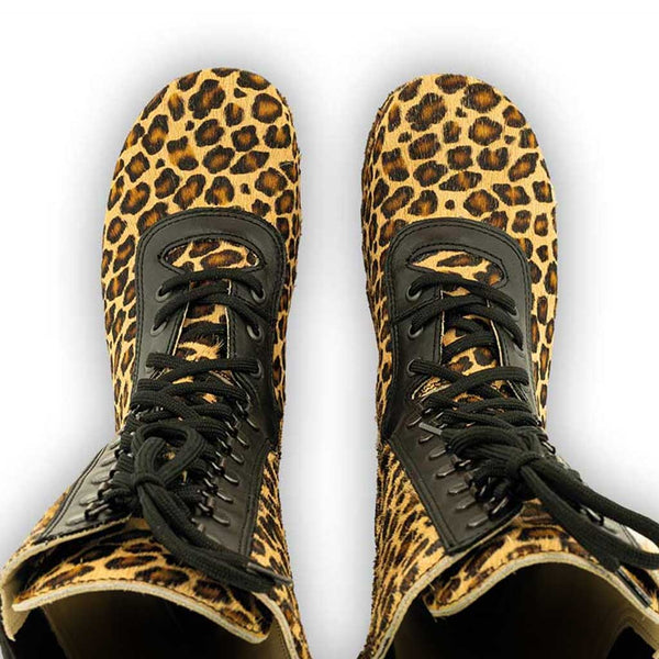 [Ghepardo] Rosanna Fell Damen Clog Stiefel von woody Schuhe. Damen Stiefel mit hohem Schaft bestellen. Holzclog Stiefel. Holzstiefel. Stiefel für Damen handgemacht. Handgemachte Stiefel kaufen. - farb: ghepardo (animalprint)