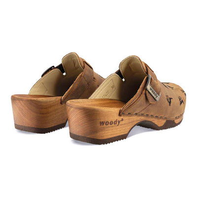 ricke, clog mit stick hirsche streumuster für damen, biegsame nachhaltige holzsohle, farbe: tabacco, holzclogs woody, woody schuhe, woody shoes, handgemachte holzschuhe aus österreich, kärnten