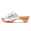[Weiss mit Schmuck] Romina Damen Clog Pantolette mit Zierschnalle – elegant, mit biegsamer Sohle – Farbe: weiss mit silberner Schnalle (strassbesetzt)