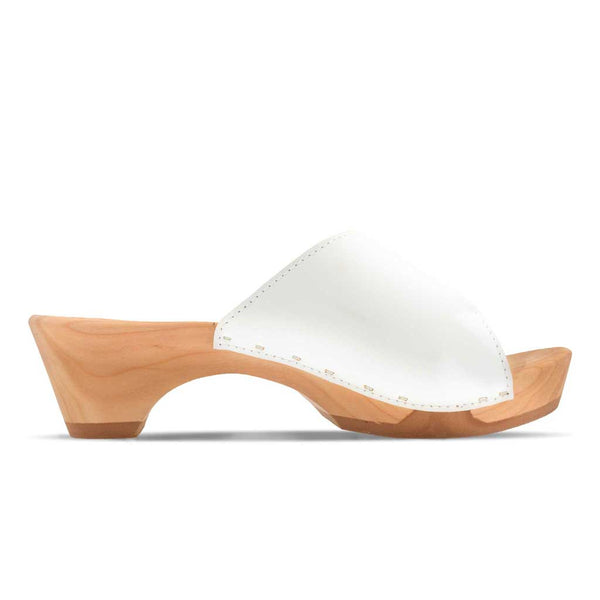 [Weiss mit Schmuck] Romina Damen Clog Pantolette mit Zierschnalle – elegant, mit biegsamer Sohle – Farbe: weiss mit silberner Schnalle (strassbesetzt)