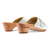 [Weiss mit Schmuck] Romina Damen Clog Pantolette mit Zierschnalle – elegant, mit biegsamer Sohle – Farbe: weiss mit silberner Schnalle (strassbesetzt)