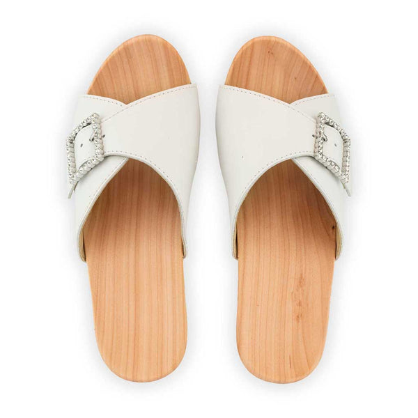 [Weiss mit Schmuck] Romina Damen Clog Pantolette mit Zierschnalle – elegant, mit biegsamer Sohle – Farbe: weiss mit silberner Schnalle (strassbesetzt)