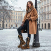 [Ghepardo] Rosanna Fell Damen Clog Stiefel von woody Schuhe. Damen Stiefel mit hohem Schaft bestellen. Holzclog Stiefel. Holzstiefel. Stiefel für Damen handgemacht. Handgemachte Stiefel kaufen. - farb: ghepardo (animalprint)