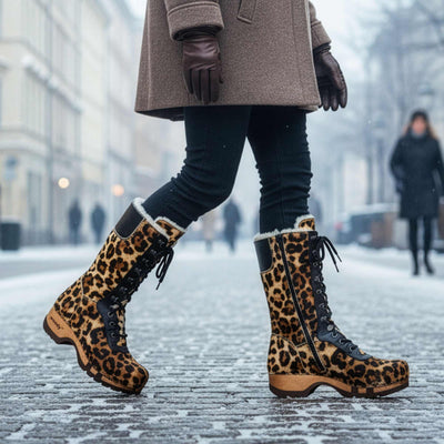 [Ghepardo] Rosanna Fell Damen Clog Stiefel von woody Schuhe. Damen Stiefel mit hohem Schaft bestellen. Holzclog Stiefel. Holzstiefel. Stiefel für Damen handgemacht. Handgemachte Stiefel kaufen. - farb: ghepardo (animalprint)