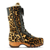 Rosanna Fell Damen Clog Stiefel von woody Schuhe. Damen Stiefel mit hohem Schaft bestellen. Holzclog Stiefel. Holzstiefel. Stiefel für Damen handgemacht. Handgemachte Stiefel kaufen. - farb: ghepardo (animalprint)