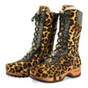 Rosanna Fell Damen Clog Stiefel von woody Schuhe. Damen Stiefel mit hohem Schaft bestellen. Holzclog Stiefel. Holzstiefel. Stiefel für Damen handgemacht. Handgemachte Stiefel kaufen. - farb: gheparo (animalprint)