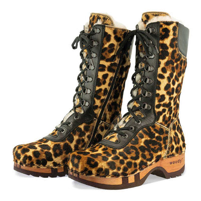 Rosanna Fell Damen Clog Stiefel von woody Schuhe. Damen Stiefel mit hohem Schaft bestellen. Holzclog Stiefel. Holzstiefel. Stiefel für Damen handgemacht. Handgemachte Stiefel kaufen. - farb: gheparo (animalprint)