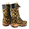 Rosanna Fell Damen Clog Stiefel von woody Schuhe. Damen Stiefel mit hohem Schaft bestellen. Holzclog Stiefel. Holzstiefel. Stiefel für Damen handgemacht. Handgemachte Stiefel kaufen. - farb: gheparo (animalprint)