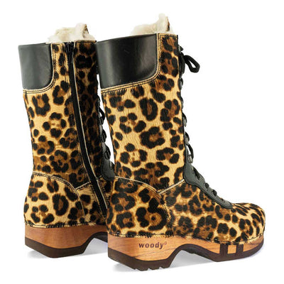 Rosanna Fell Damen Clog Stiefel von woody Schuhe. Damen Stiefel mit hohem Schaft bestellen. Holzclog Stiefel. Holzstiefel. Stiefel für Damen handgemacht. Handgemachte Stiefel kaufen. - farb: gheparo (animalprint)
