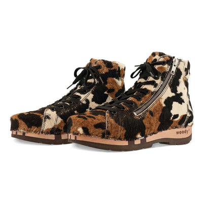 roxy, clog sneakers für damen mit hohem schaft und biegsamer nachhaltiger holzsohle, farbe: fell kombi (kuh-print-design), holzclogs woody, woody schuhe, woody shoes, handgemachte holzschuhe aus österreich, kärnten