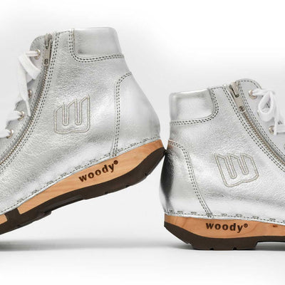 [Silber] Roxy Clogs Damen Sneaker Silber von woody Schuhe. Clogs Damen, Damen Sneakers. roxy, clog sneakers für damen mit hohem schaft und biegsamer nachhaltiger holzsohle, farbe: silber (glattleder), holzclogs woody, woody schuhe, woody shoes, handgemachte holzschuhe aus österreich, kärnten