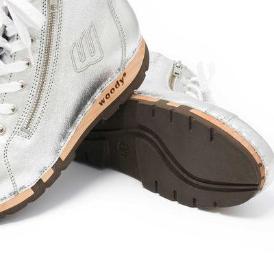 [Silber] Roxy Clogs Damen Sneaker Silber von woody Schuhe. Clogs Damen, Damen Sneakers. roxy, clog sneakers für damen mit hohem schaft und biegsamer nachhaltiger holzsohle, farbe: silber (glattleder), holzclogs woody, woody schuhe, woody shoes, handgemachte holzschuhe aus österreich, kärnten