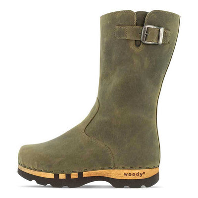 [Olivia] Sandro Herrenstiefel von woody Schuhe. Herrenclogs mit biegsamer Holzsohle von woody Schuhe, Herrenclog von woody Schuhe. Clogs mit biegsamer Holzsohle und holzfußbett. Herrenclogs, Holzclogs kaufen. Clogs online bestellen. Handgemachte Herrenstiefel, farbe: olivia (olivgruen)