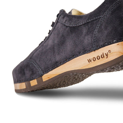 woody Mary Damen-Clog-Sneaker in Graphit, Rueckansicht mit Holzsohle - handgefertigt in Oesterreich