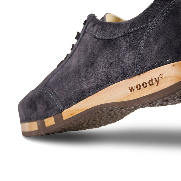 woody Mary Damen-Clog-Sneaker in Graphit, Rueckansicht mit Holzsohle - handgefertigt in Oesterreich