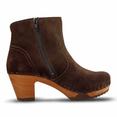 woody Tanja Damen-Clog-Stiefelette in Chocolate, Detailansicht Leder und Holzsohle - handgefertigt in Oesterreich