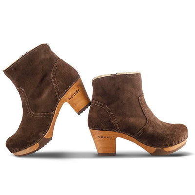 woody Tanja Damen-Clog-Stiefelette in Chocolate, Seitenansicht mit Holzsohle - handgefertigt in Oesterreich