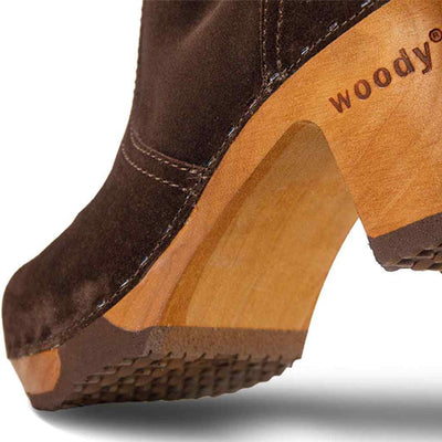 woody Tanja Damen-Clog-Stiefelette in Chocolate, Rueckansicht mit Holzsohle - handgefertigt in Oesterreich