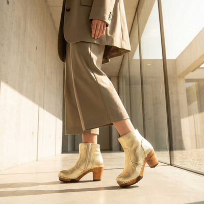 [Gold] clogs damen tanja woody holzschuhe. tanja ankle boots gefüttert, damenstiefel, stiefel, damenclogs mit flexibler, biegsamer holzsohle. holzclogs, clogs damen knöchel stiefel, damen clogs mit fussbett. ankleboots holz schuhe, holzclog, holzschuhe kaufen, Farbe: gold