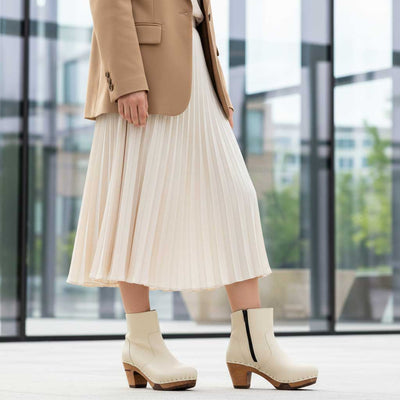 [Creme] clogs damen tanja woody holzschuhe. tanya ankle boots gefüttert, damenstiefel, stiefel, damenclogs mit flexibler, biegsamer holzsohle. holzclogs, clogs damen knöchel stiefel, damen clogs mit fussbett. ankleboots holz schuhe, holzclog, holzschuhe kaufen, farbe: creme