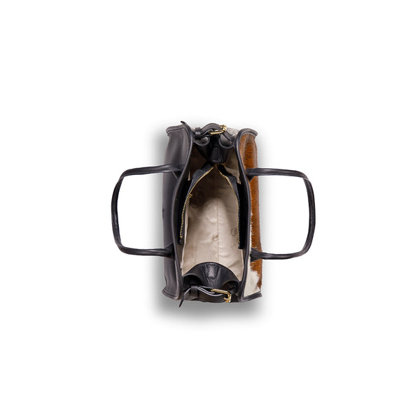woody Frida Damen-Handtasche aus Natur-Fell in Schwarz, Detailansicht Fell-Textur