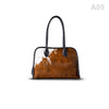 woody Frida Damen-Handtasche aus Natur-Fell in Schwarz, Nahaufnahme Fell-Oberflaeche