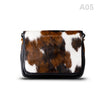 woody Klara Damen-Handtasche aus Natur-Fell in Schwarz, getragen am Arm