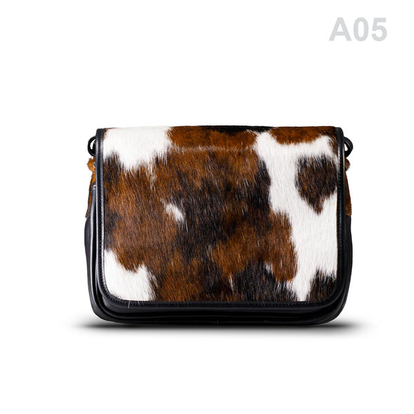 woody Klara Damen-Handtasche aus Natur-Fell in Schwarz, getragen am Arm