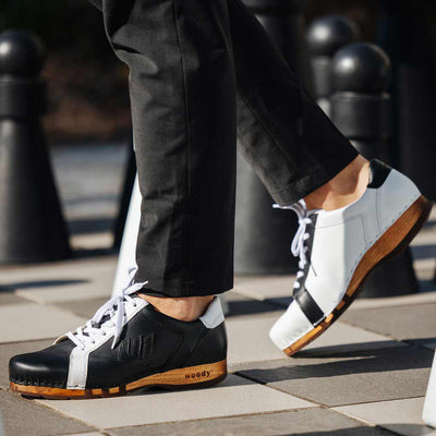 [Shadow] wayne, sneakers clogs herren mit biegsamer nachhaltiger holzsohle, der bestseller, farbe: shadow (asymetrisch weiss und schwarz), holzclogs woody, woody schuhe, woody shoes, handgemachte holzschuhe aus österreich, kärnten