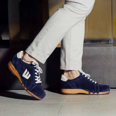 [Navy-Creme] Herren Clogs Sneaker Wayne Herrenclog Sneaker, sneakers clogs herren mit biegsamer nachhaltiger holzsohle, der bestseller, holzclogs woody, woody schuhe, woody shoes, handgemachte holzschuhe aus österreich, kärnten, farbe: navi-creme