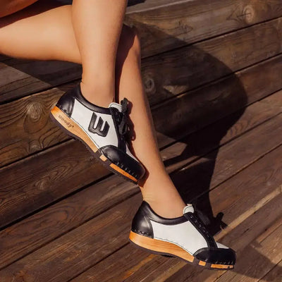 [Schwarz-Weiss] abby, clog sneakers damen mit biegsamer nachhaltiger holzsohle, farbe: schwarz-weiss (Glattleder), holzclogs woody, woody schuhe, woody shoes, handgemachte holzschuhe aus österreich, kärnten