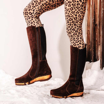 [Chocolate] ZOEY - Stiefelette Damen woody Schuhe. Damen Stiefelette mit Absatz. Damenclogs, Damen Clogs - Clogs Damen. Holzschuhe für Damen, Holzclogs, Damen Pantoletten mit Holzsohle. Damen Stiefelette kaufen. Farbe: chocolate (braun)