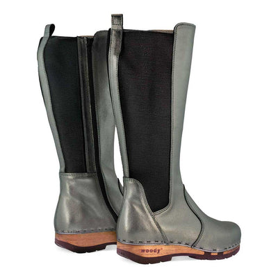 ZOEY - Stiefelette Damen woody Schuhe. Damen Stiefelette mit Absatz. Damenclogs, Damen Clogs - Clogs Damen. Holzschuhe für Damen, Holzclogs, Damen Pantoletten mit Holzsohle. Damen Stiefelette kaufen. Farbe: titan (metallic-leder)