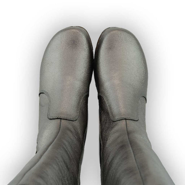 [Titan] ZOEY - Stiefelette Damen woody Schuhe. Damen Stiefelette mit Absatz. Damenclogs, Damen Clogs - Clogs Damen. Holzschuhe für Damen, Holzclogs, Damen Pantoletten mit Holzsohle. Damen Stiefelette kaufen. Farbe: titan (metallic-leder)