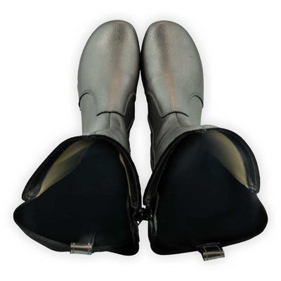 ZOEY - Stiefelette Damen woody Schuhe. Damen Stiefelette mit Absatz. Damenclogs, Damen Clogs - Clogs Damen. Holzschuhe für Damen, Holzclogs, Damen Pantoletten mit Holzsohle. Damen Stiefelette kaufen. Farbe: titan (metallic-leder)