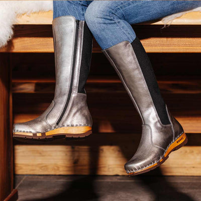 [Titan] ZOEY - Stiefelette Damen woody Schuhe. Damen Stiefelette mit Absatz. Damenclogs, Damen Clogs - Clogs Damen. Holzschuhe für Damen, Holzclogs, Damen Pantoletten mit Holzsohle. Damen Stiefelette kaufen. Farbe: titan (metallic-leder)