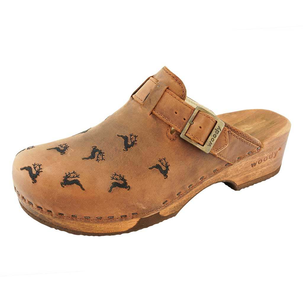 ricke, clog mit stick hirsche streumuster für damen, biegsame nachhaltige holzsohle, farbe: olivia, holzclogs woody, woody schuhe, woody shoes, handgemachte holzschuhe aus österreich, kärnten