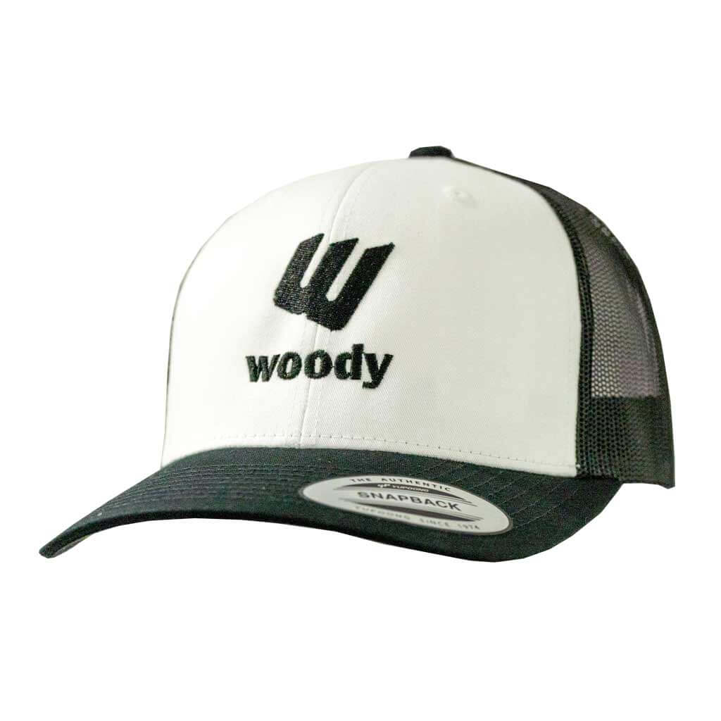 Moderne Trucker-Cap (Schildkappe) von woody, mit Logo-Stick an der Vorderseite, Farbe: Schwarz/Weiß, Stick Logo: Schwarz