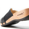 modell-lucy-farbe: nero-schwarz_clogs pantoletten damen mit biegsamer nachhaltiger weidenholzsohle, holzclogs woody, woody schuhe, woody shoes, handgemachte holzschuhe aus österreich, kärnten