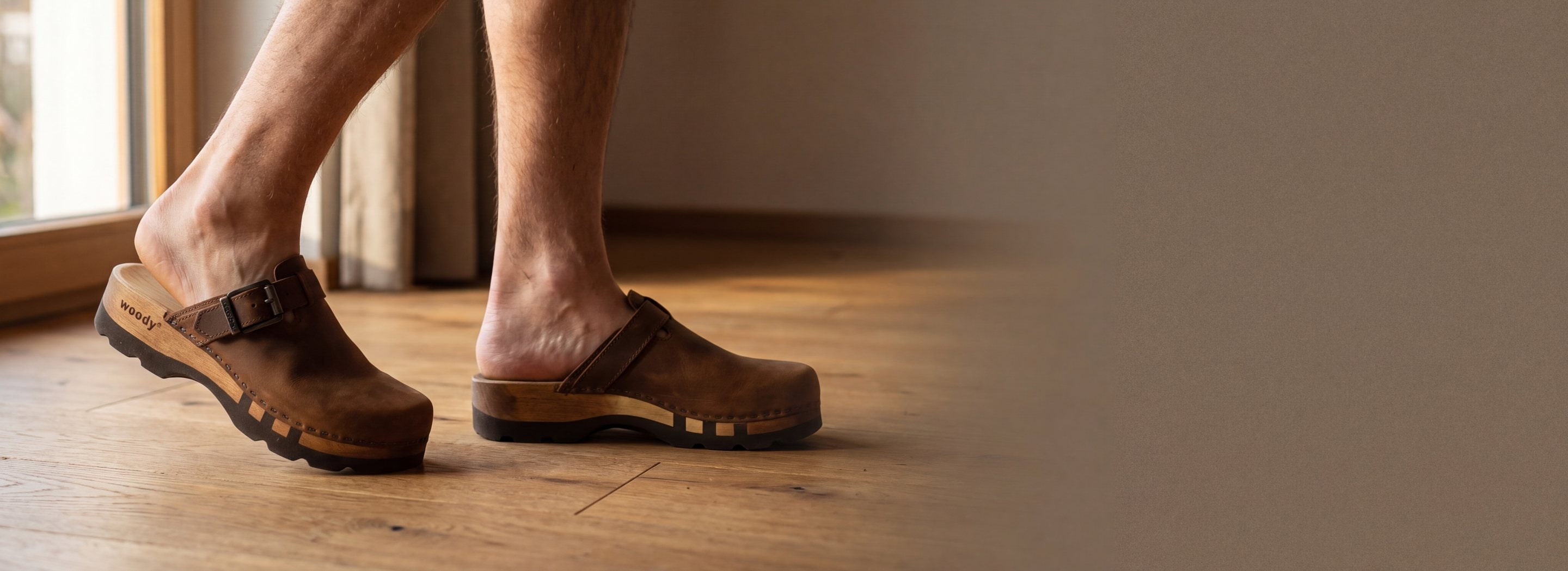 woody Lukas Herren Clog, getragen beim Gehen auf Holzboden